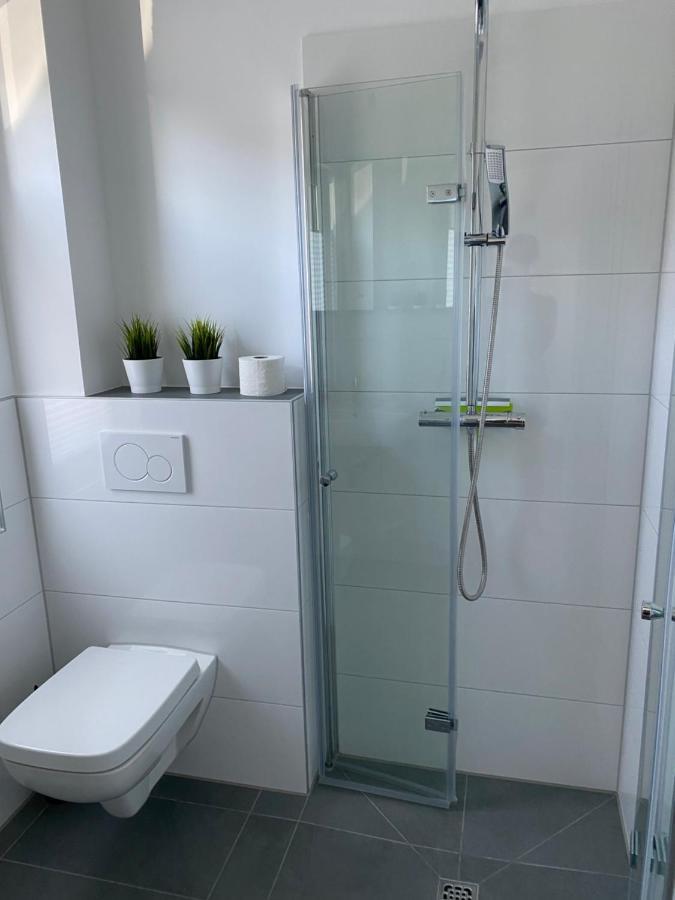 Messezimmer nahe der Düsseldorfer Messe mit eigenem Eingang und gratis Minibar Exterior foto